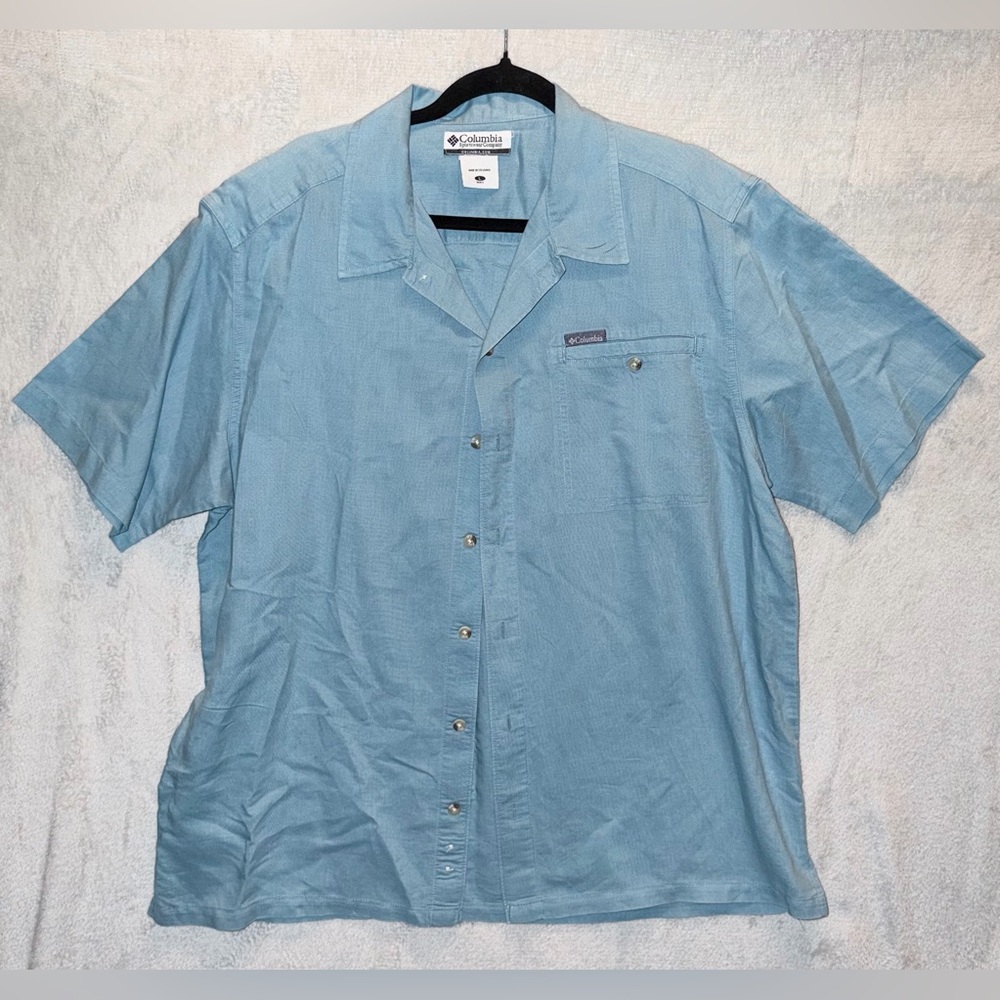 Columbia Men’s Large Blue Button Down Shirt Short Sleeve Collared Top Button Up